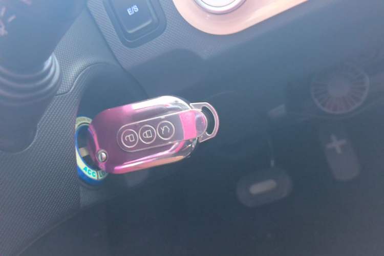 Used Wuling Hongguang MINIEV 2022 Macaron Premium Model – Lithium Iron Phosphate Vehicle Key