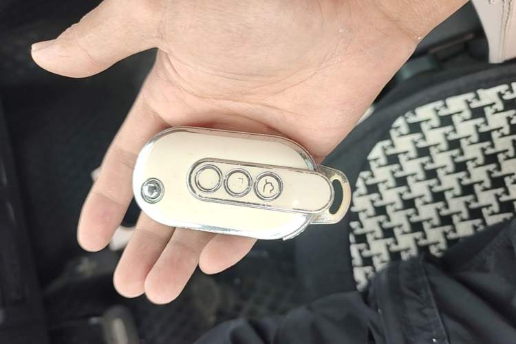 Used Wuling Hongguang MINIEV 2022 Macaron Premium Model – Lithium Iron Phosphate Vehicle Key
