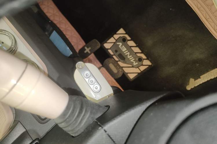 Used Wuling Hongguang MINIEV 2022 Macaron Premium Model – Lithium Ternary Battery Vehicle Key