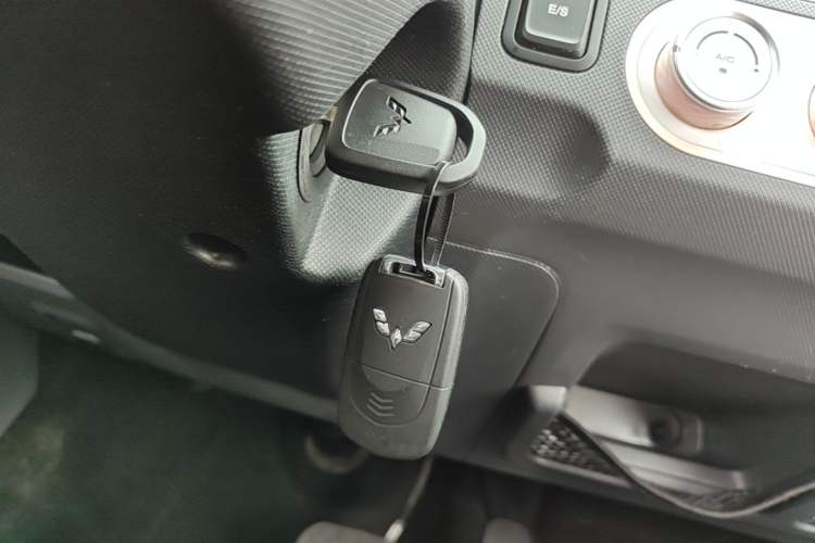 Used Wuling Hongguang MINIEV 2022 Macaron Premium Model – Lithium Iron Phosphate Vehicle Key