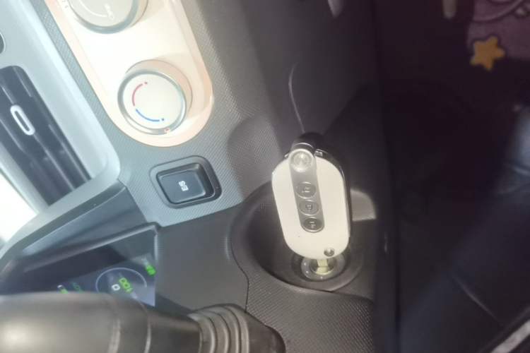 Used Wuling Hongguang MINIEV 2022 Macaron Premium Model – Lithium Iron Phosphate Vehicle Key