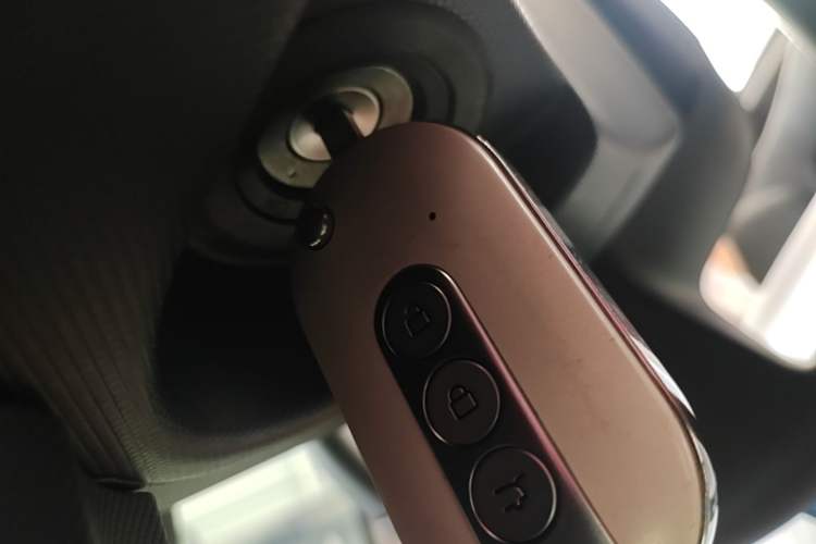 Used Wuling Hongguang MINIEV 2022 Macaron Premium Model – Lithium Iron Phosphate Vehicle Key