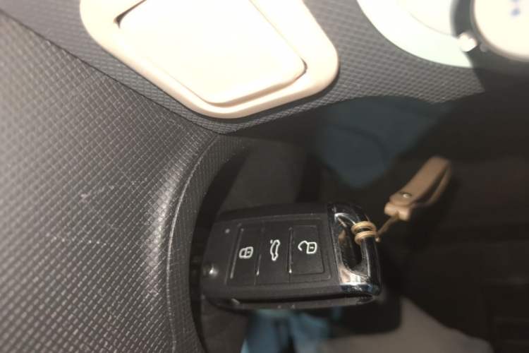 Used Wuling Hongguang MINIEV 2022 Macaron Premium Model – Lithium Iron Phosphate Vehicle Key