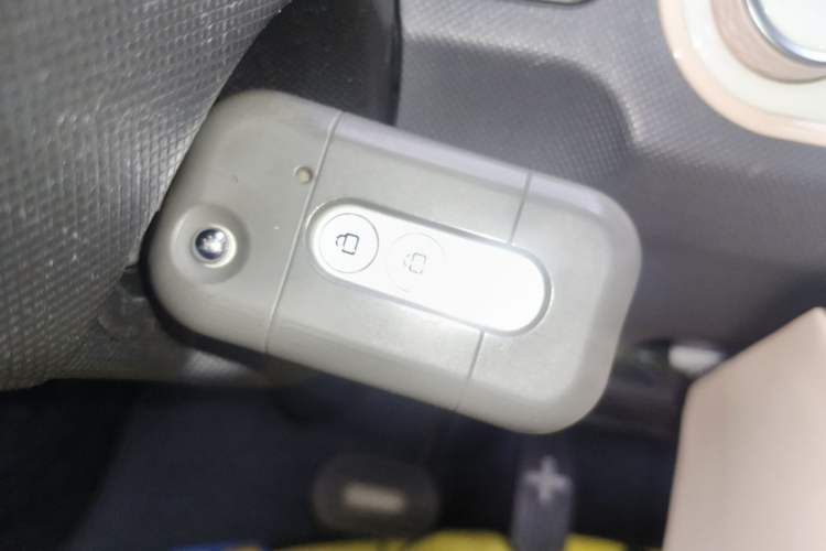 Used Wuling Hongguang MINIEV 2022 Macaron Premium Model – Lithium Iron Phosphate Vehicle Key