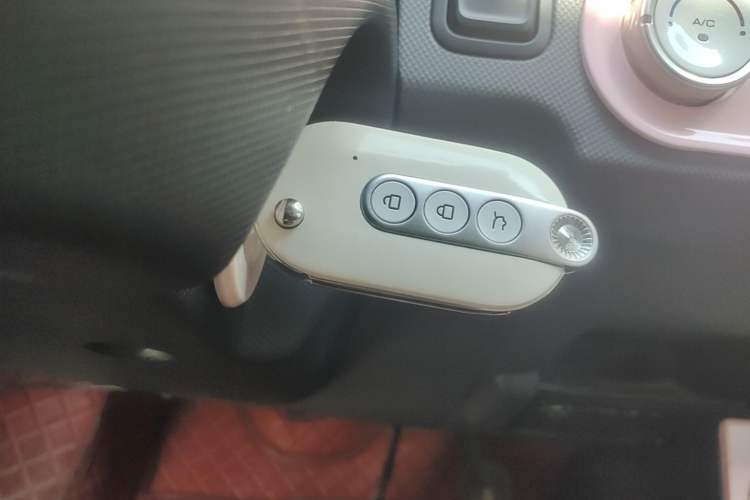 Used Wuling Hongguang MINIEV 2022 Macaron Premium Model – Lithium Ternary Battery Vehicle Key