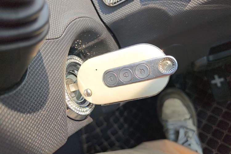 Used Wuling Hongguang MINIEV 2022 Macaron Premium Model – Lithium Iron Phosphate Vehicle Key
