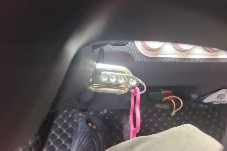 Used Wuling Hongguang MINIEV 2022 Macaron Premium Model – Lithium Iron Phosphate Vehicle Key