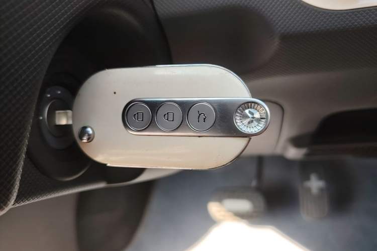 Used Wuling Hongguang MINIEV 2022 Macaron Premium Model – Lithium Iron Phosphate Vehicle Key