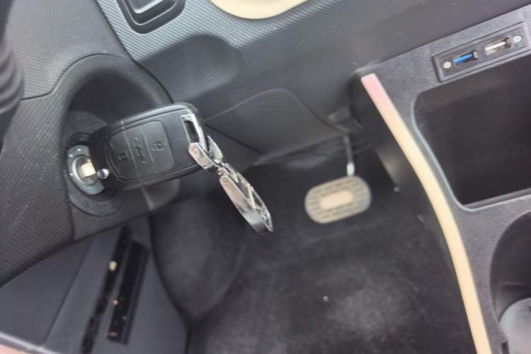 Used Wuling Hongguang MINIEV 2022 Macaron Premium Model – Lithium Iron Phosphate Vehicle Key