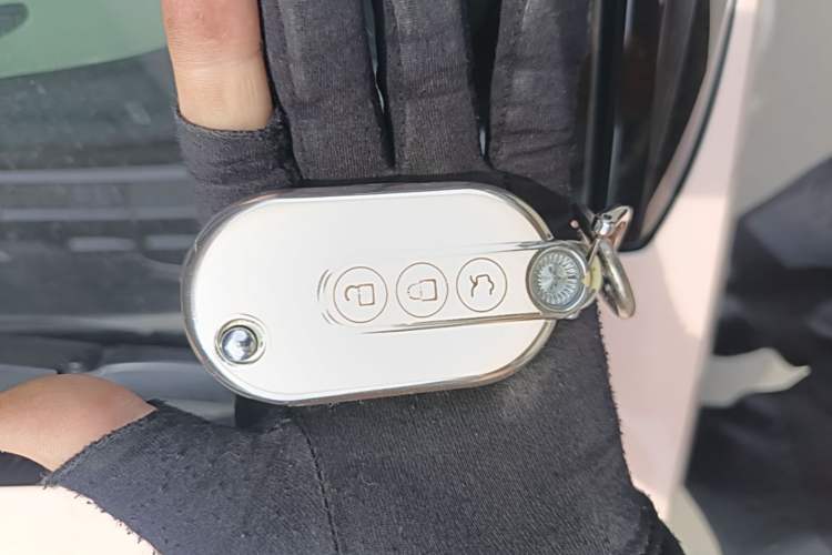 Used Wuling Hongguang MINIEV 2022 Macaron Premium Model – Lithium Iron Phosphate Vehicle Key