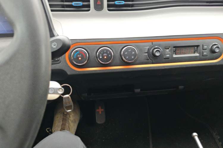 Used Wuling Hongguang MINIEV 2022 Macaron Premium Model – Lithium Iron Phosphate Audio And AC Panel