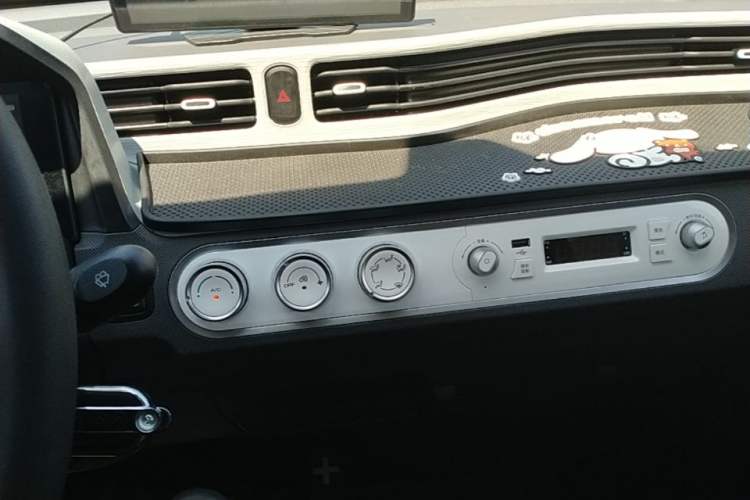 Used Wuling Hongguang MINIEV 2022 Macaron Premium Model – Lithium Iron Phosphate Audio And AC Panel