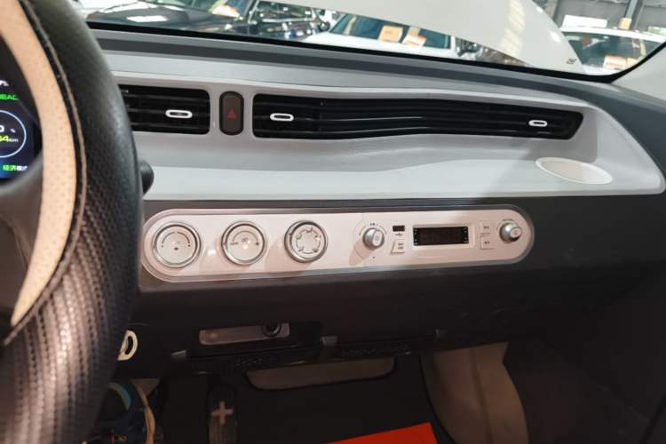 Used Wuling Hongguang MINIEV 2022 Macaron Premium Model – Lithium Iron Phosphate Audio And AC Panel