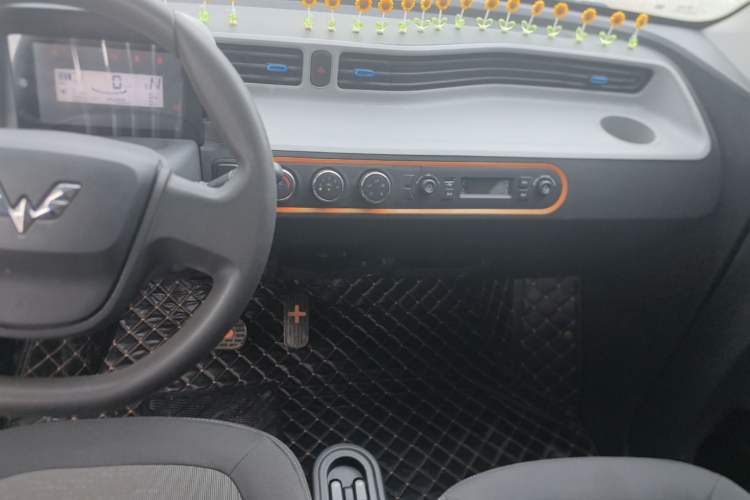 Used Wuling Hongguang MINIEV 2022 Easy Version Lithium Iron Phosphate Audio And AC Panel