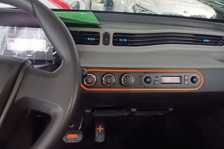 Used Wuling Hongguang MINIEV 2022 Easy Version Lithium Iron Phosphate Audio And AC Panel