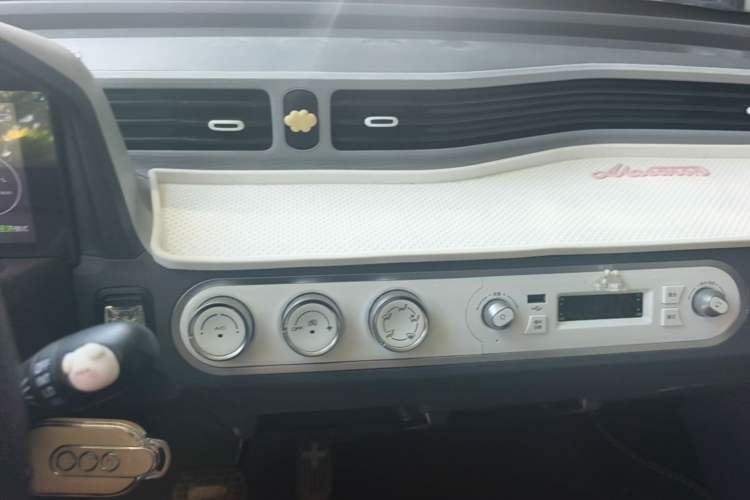 Used Wuling Hongguang MINIEV 2022 Macaron Premium Model – Lithium Iron Phosphate Audio And AC Panel
