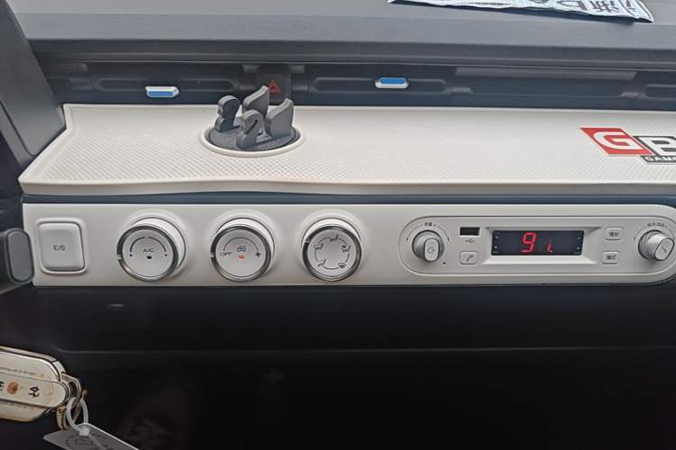 Used Wuling Hongguang MINIEV 2022 GAMEBOY 300km Enthusiast Model with Lithium Iron Phosphate Audio And AC Panel