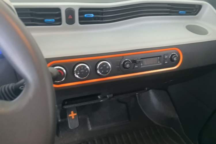 Used Wuling Hongguang MINIEV 2022 Zizai Version Lithium Iron Phosphate Audio And AC Panel