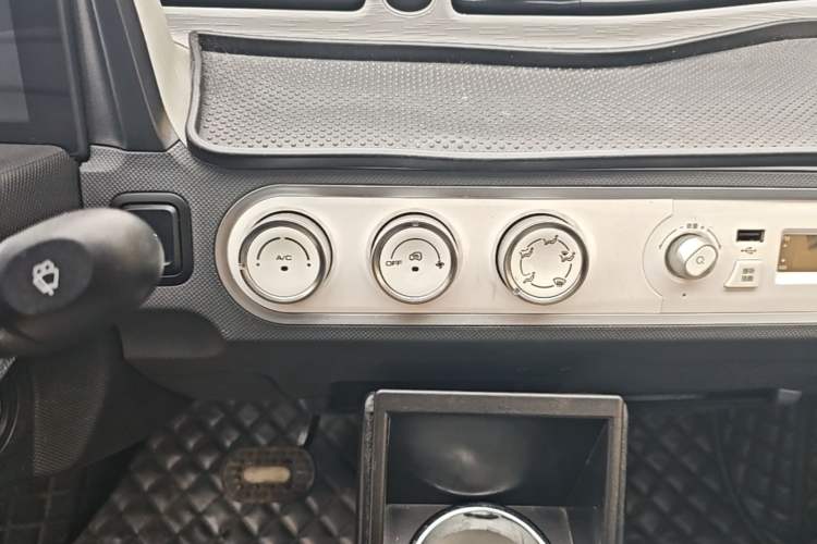 Used Wuling Hongguang MINIEV 2022 Macaron Premium Model – Lithium Iron Phosphate Audio And AC Panel