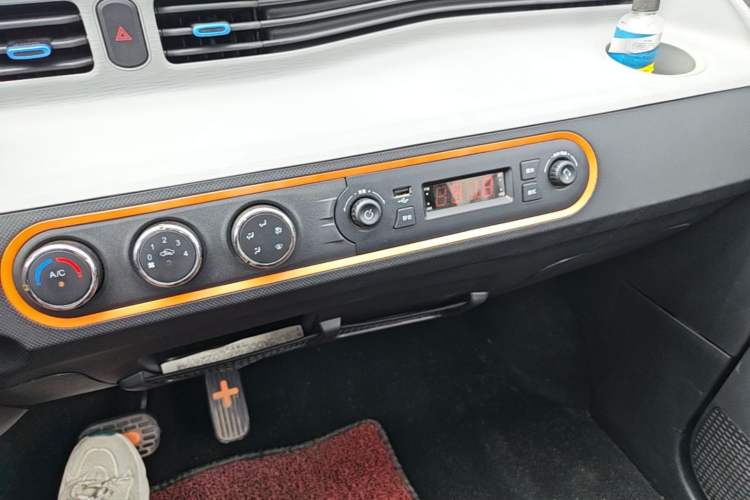 Used Wuling Hongguang MINIEV 2022 Easy Version Lithium Iron Phosphate Audio And AC Panel