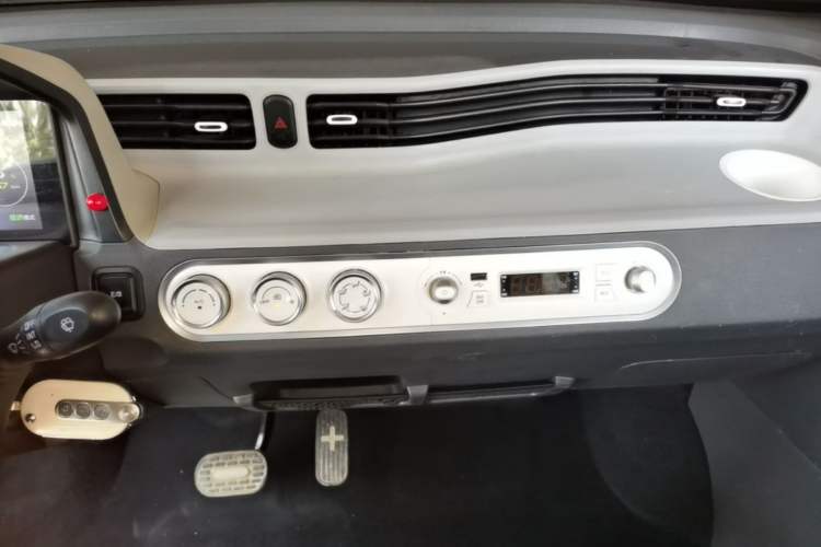 Used Wuling Hongguang MINIEV 2022 Macaron Premium Model – Lithium Iron Phosphate Audio And AC Panel