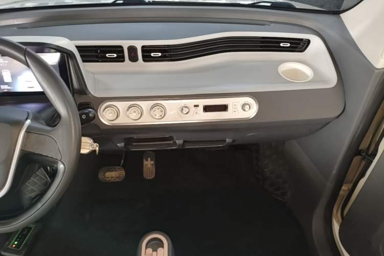 Used Wuling Hongguang MINIEV 2022 Macaron Premium Model – Lithium Iron Phosphate Audio And AC Panel