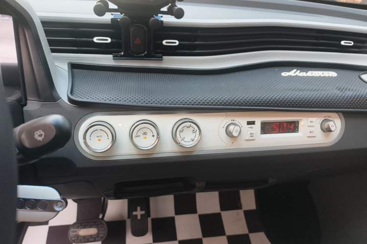 Used Wuling Hongguang MINIEV 2022 Macaron Premium Model – Lithium Iron Phosphate Audio And AC Panel