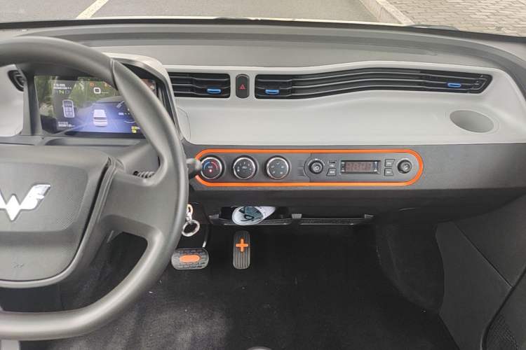 Used Wuling Hongguang MINIEV 2022 Zizai Version Lithium Iron Phosphate Audio And AC Panel