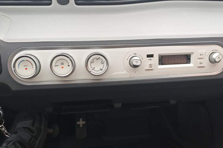 Used Wuling Hongguang MINIEV 2022 Macaron Premium Model – Lithium Iron Phosphate Audio And AC Panel