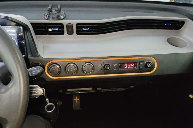 Used Wuling Hongguang MINIEV 2022 Zizai Version Lithium-NMC Audio And AC Panel