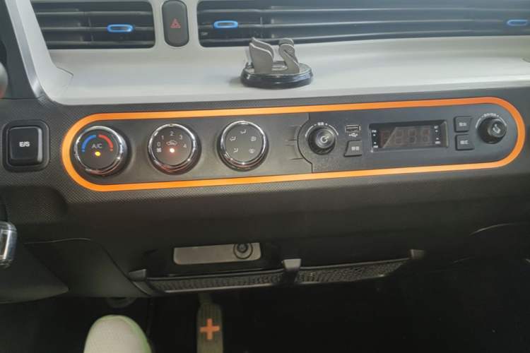 Used Wuling Hongguang MINIEV 2022 Zizai Version Lithium-NMC Audio And AC Panel