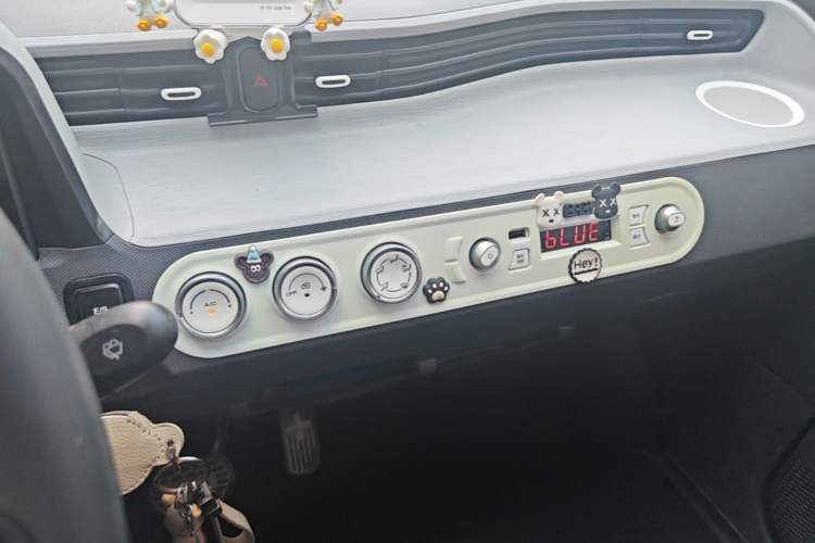 Used Wuling Hongguang MINIEV 2022 Macaron Premium Model – Lithium Iron Phosphate Audio And AC Panel