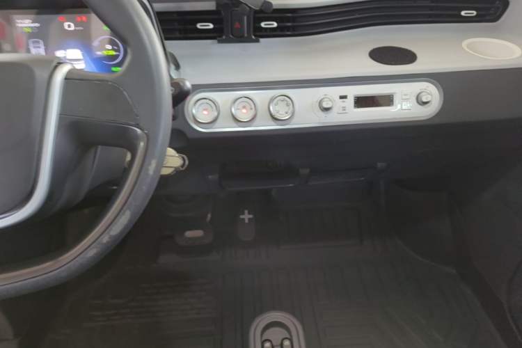 Used Wuling Hongguang MINIEV 2022 Macaron Premium Model – Lithium Iron Phosphate Audio And AC Panel