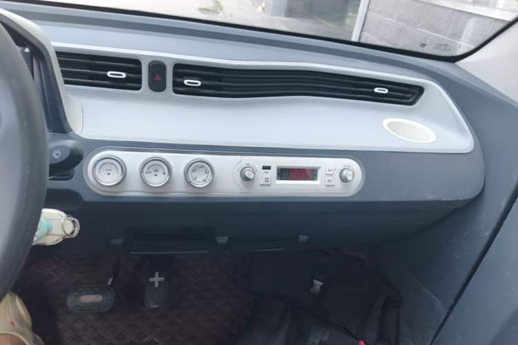 Used Wuling Hongguang MINIEV 2022 Macaron Premium Model – Lithium Iron Phosphate Audio And AC Panel
