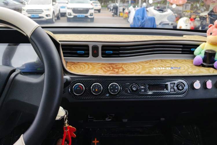 Used Wuling Hongguang MINIEV 2022 Zizai Version Lithium-NMC Audio And AC Panel