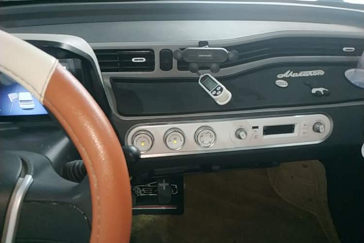 Used Wuling Hongguang MINIEV 2022 Macaron Premium Model – Lithium Iron Phosphate Audio And AC Panel