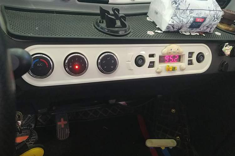 Used Wuling Hongguang MINIEV 2022 Zizai Version Lithium Iron Phosphate Audio And AC Panel
