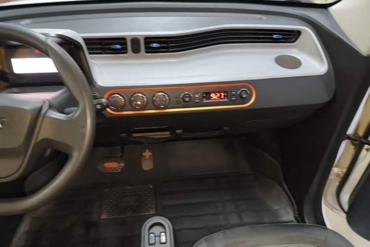 Used Wuling Hongguang MINIEV 2022 Easy Version Lithium Iron Phosphate Audio And AC Panel