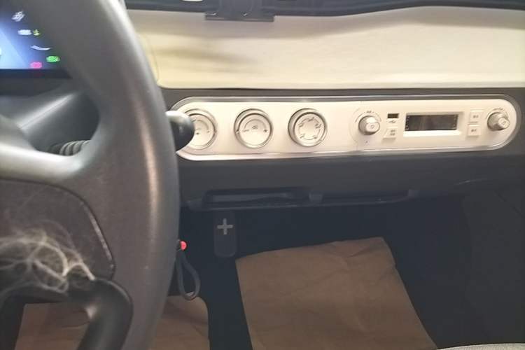 Used Wuling Hongguang MINIEV 2022 Macaron Premium Model – Lithium Iron Phosphate Audio And AC Panel