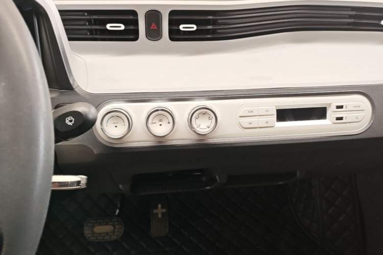 Used Wuling Hongguang MINIEV 2022 Macaron Premium Model – Lithium Iron Phosphate Audio And AC Panel