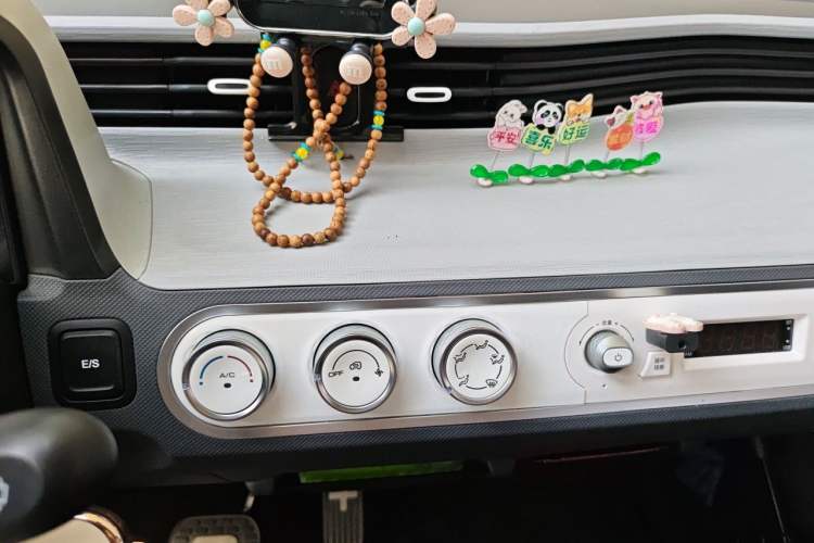 Used Wuling Hongguang MINIEV 2022 Macaron Premium Model – Lithium Iron Phosphate Audio And AC Panel