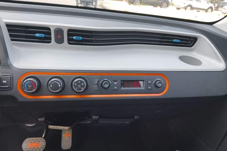 Used Wuling Hongguang MINIEV 2022 Easy Version Lithium Iron Phosphate Audio And AC Panel