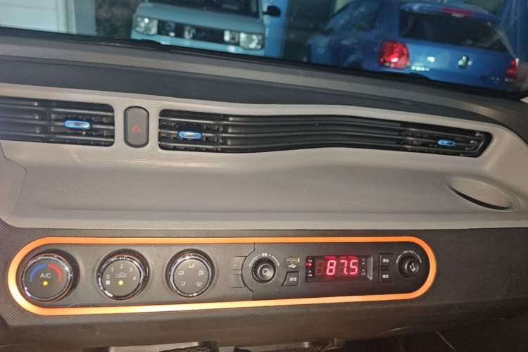 Used Wuling Hongguang MINIEV 2022 Easy Version Lithium Iron Phosphate Audio And AC Panel