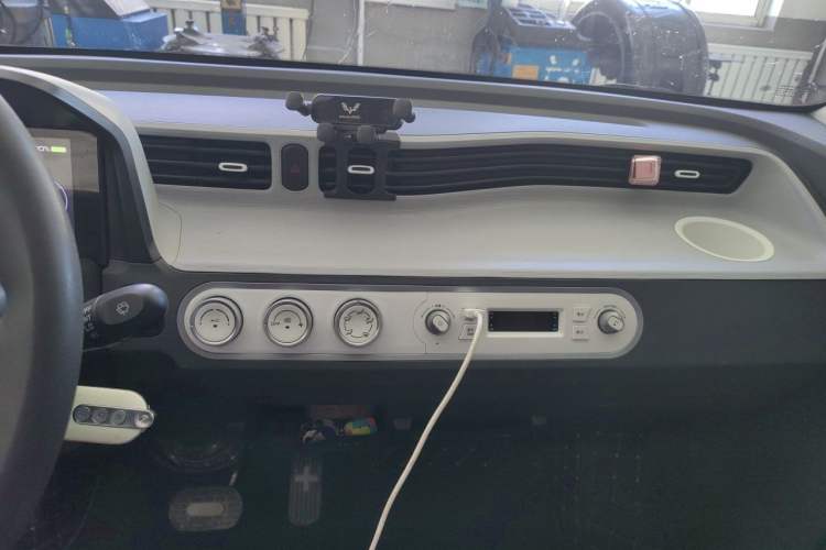 Used Wuling Hongguang MINIEV 2022 Macaron Premium Model – Lithium Iron Phosphate Audio And AC Panel