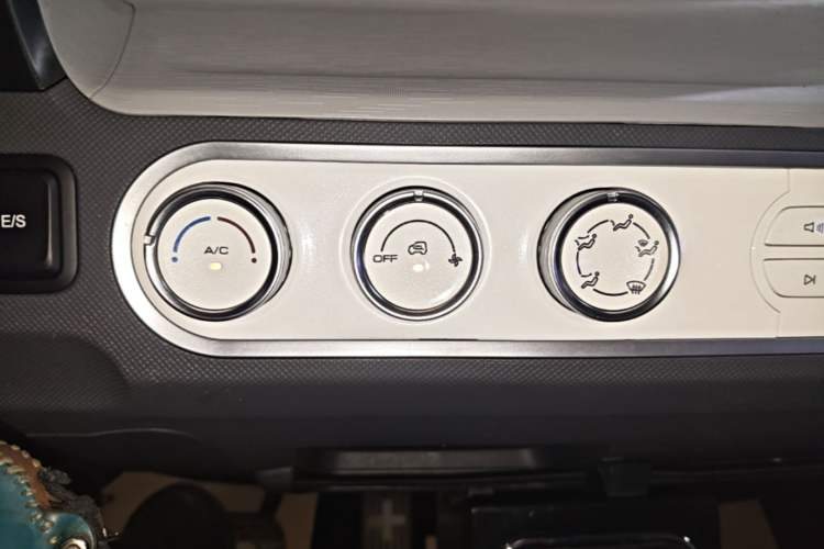 Used Wuling Hongguang MINIEV 2022 Macaron Premium Model – Lithium Iron Phosphate Audio And AC Panel