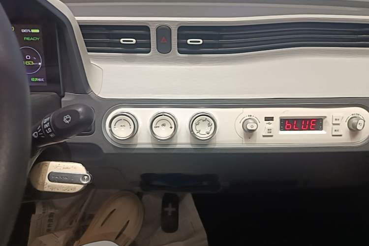 Used Wuling Hongguang MINIEV 2022 Macaron Premium Model – Lithium Iron Phosphate Audio And AC Panel