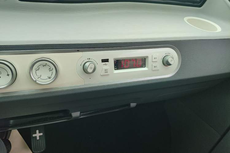 Used Wuling Hongguang MINIEV 2022 Macaron Premium Model – Lithium Iron Phosphate Audio And AC Panel