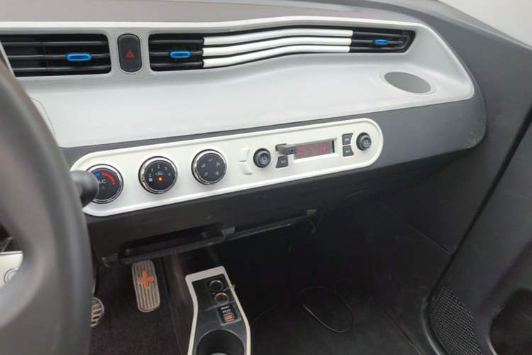 Used Wuling Hongguang MINIEV 2022 Zizai Version Lithium Iron Phosphate Audio And AC Panel