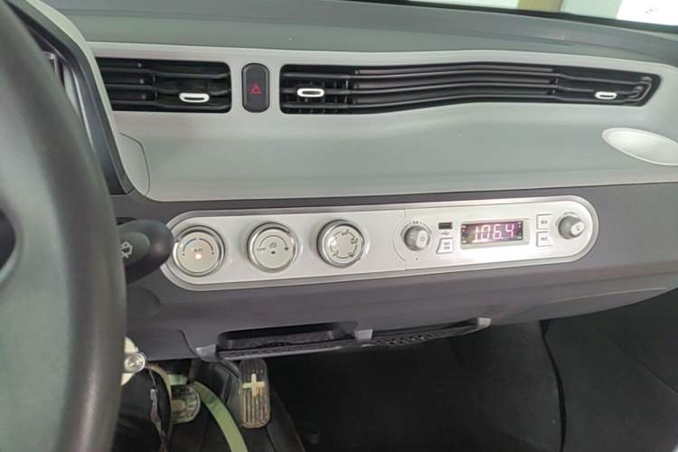 Used Wuling Hongguang MINIEV 2022 Macaron Premium Model – Lithium Iron Phosphate Audio And AC Panel