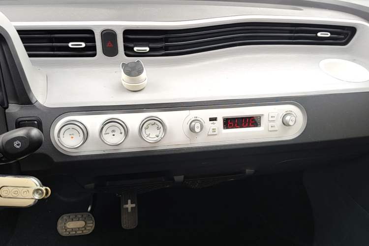 Used Wuling Hongguang MINIEV 2022 Macaron Premium Model – Lithium Iron Phosphate Audio And AC Panel